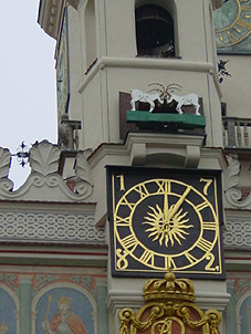 A midi pile, les deux béliers se donnent douze coups de corne