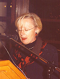 Christiane Keller fondatrice des Noėls d’Europe au micro lors de la soirée européenne