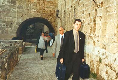 les derniers 100 mčtres pour accéder ą l’entrée de l’exposition se font ą pied!