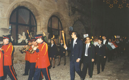 Fanfare en tźte, personnalités et délégations se rendent en défilé ą l'exposition installée dans le 