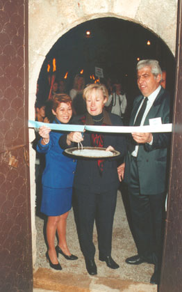 Mme Christiane Keller entourée de Mme Caterina Diaconicola et M.Athanasios P. Stamos coupe le ruban barrant l'entrée de l'exposition.