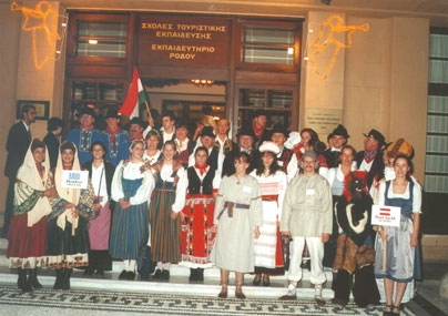 Sur le perron de la Technical Vocational School, photo de famille des délégués en costumes avant le départ du défilé
