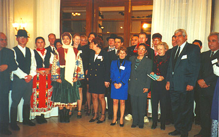 Les délégations autour de Mmes Anna Anyfanti et Christiane Keller
