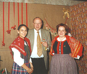 Preben Rasmussen, président du RBF entouré des deux étudiantes de la délégation..