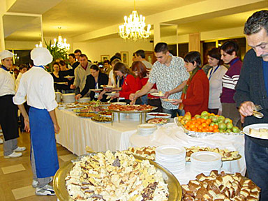 Le magnifique buffet dressé dans la salle ą manger du « camp de base » que fut l’hōtel Excelsior