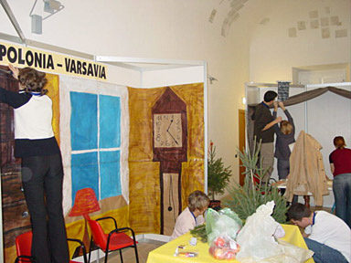 On cloue, on fixe, on attache. C’est la ruche habituelle des préparatifs On cloue, on fixe, on attache. C’est la ruche habituelle des préparatifs