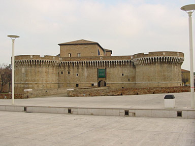 La forteresse « Rocca Roveresca » veille sur la « Piazza del Duca ». La forteresse « Rocca Roveresca » veille sur la « Piazza del Duca ».