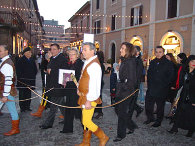Au cur du défilé, Alfonso Benvenuto et Madre Christmas sont bien gardés par les archers !