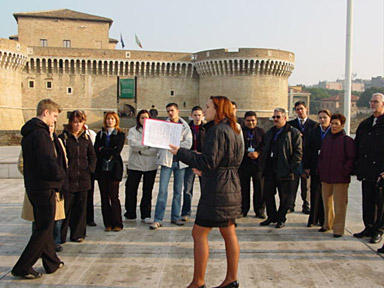 Piazza del Duca avec le fort en arričre plan, la visite commence…