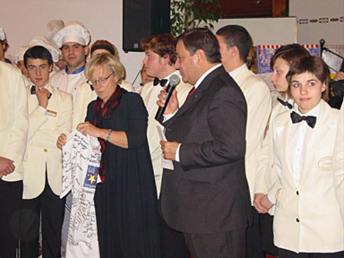 un T-Shirt aux couleurs de l’école A.Panzini et signé par une multitude de participants pour « Madre Noėl »…