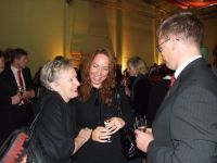 Au moment de l’apéritif, Christiane Keller (Mme Noël d’Europe), Mailis Reps et Neeme Rand échangent quelques souvenirs communs de 2002