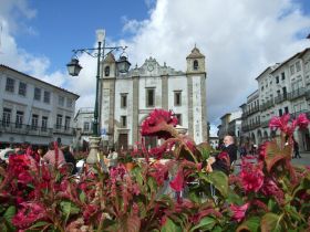 Une place d’Evora