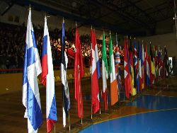 Les drapeaux attendent sagement d’être pris en charge  