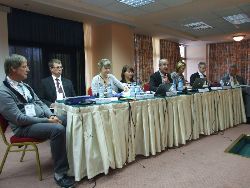 A la tribune, le Bureau au complet 