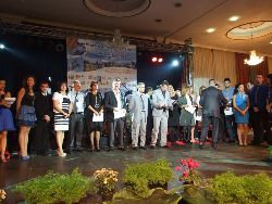 Sur scène, juges et sponsors reçoivent un diplôme