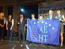 le drapeau passe lentement de la Macédoine à l’AEHT.