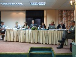 la tribune officielle de tous les membres du Bureau