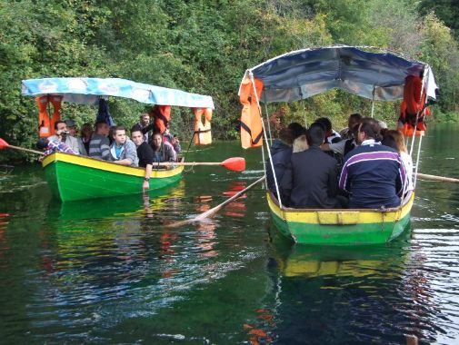 Jolie promenade à bord de barques propulsées à l’huile de coude.