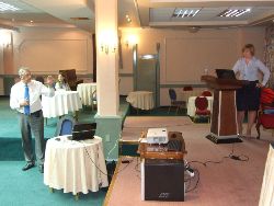 les conférenciers Herman Siebens à g. et Aleksandra Markovska à dr.