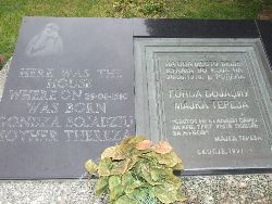 Une plaque de granit rappelle qu’ici est née Mère Teresa, l’icône de la Macédoine 