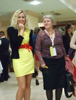 A yellow dress, a red belt and bingo, off we go!