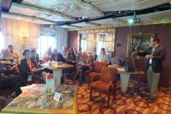 John S. Lohr ( à droite) s’adresse à une assistance très intéressée.