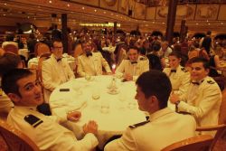 Une table pour une brochette d’officiers du bord !