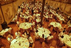 Une vue partielle de la salle à manger