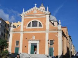 La façade de la cathédrale Ste Marie 