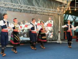 Dancers of the Una saga serbice troupe
