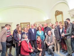 Entourés des visiteurs, le couple princier ne se fait pas prier pour poser !