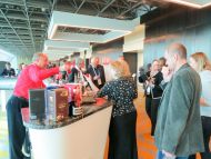 Serge Sevaux dans ses œuvres derrière son stand