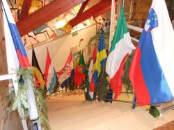 On the staircase leading to the entrance hall, the national flags of the various delegations are also part of the welcome.