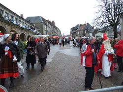 The parade passes in front of Château-Chinon’s Christmas market 
