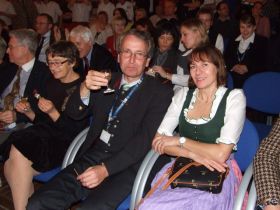 These same dancers treated the audience to sweets with a Christmas flavour. Here Klaus Enengl and his wife savour the moment – and the liqueur!