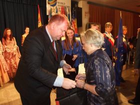 Jacek Kowalski presents a gift to Mother Christmas, as well as to Roman David Tauber and Klaus Enengl