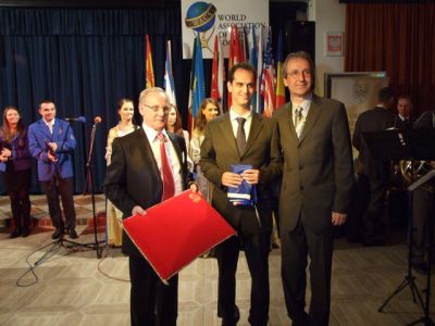 Roman David Tauber has just presented the flag to Filipe Rocha (centre) watched by Klaus Enengl, AEHT President.