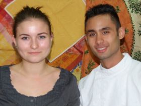 En guise d’interviews, sourires de jeunes