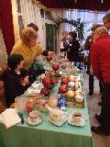 Le stand de vente de boules de Noël 