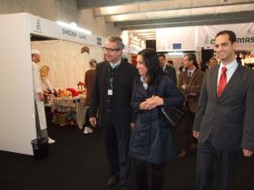 Les personnalités visitent l’exposition. Klaus Enengl, Mme. Maria Lina Mendes et Filipe Rocha au premier plan 