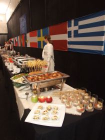 Vues sur les plats du buffet et sur la table officielle 