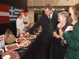 Vues sur les plats du buffet et sur la table officielle 