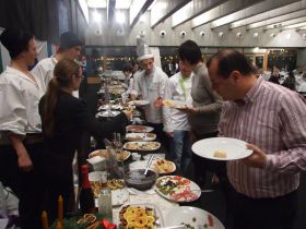 Vues sur les plats du buffet et sur la table officielle 