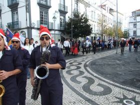 Un défilé haut en couleurs à travers la vieille ville 