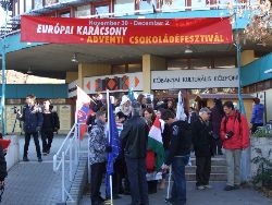 La parade se met en place devant le Centre culturel.