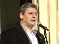 Robert Kovacs, the mayor of Köbanya, speaks to the participants