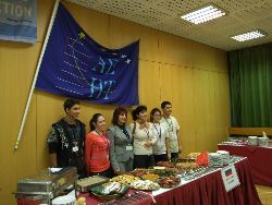 Les tables sont superbement garnies avec les spécialités de chaque pays