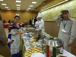 Les tables sont superbement garnies avec les spécialités de chaque pays