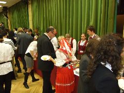 Le buffet est ouvert et personne ne s’en prive. C’est l’occasion des découvertes !