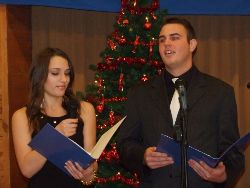 Un couple de présentateurs bien sympathique Dora Bahro et Tamas Peter 